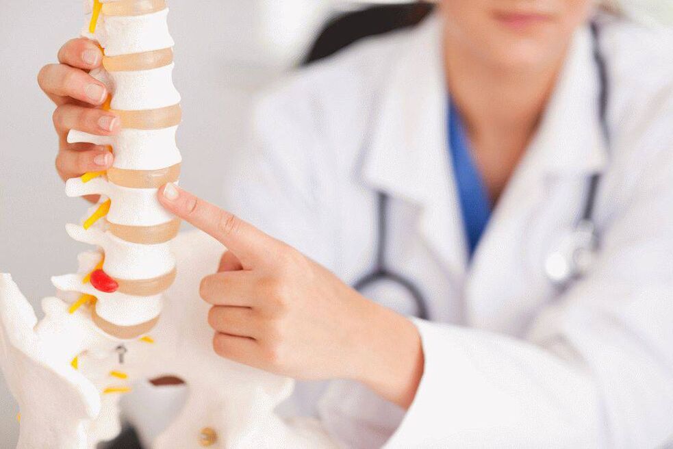 Arzt über Osteochondrose und ihre Vorbeugung.